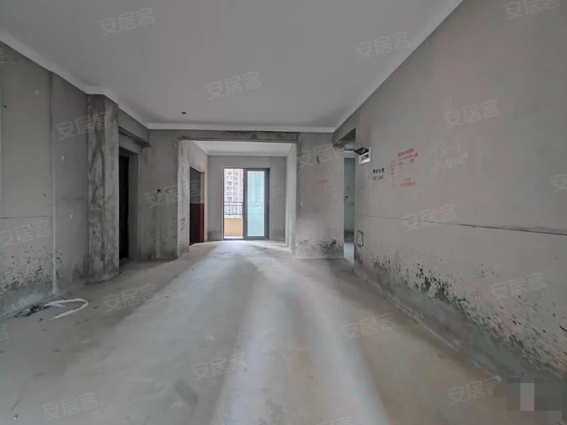 捡漏，森林国际翡冷翠。好楼层边户，毛坯四房，证满二，诚心出售