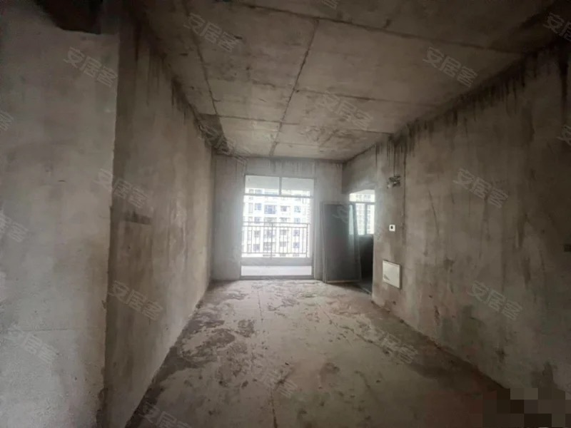 银浮领秀城，楼梯和现浇已弄好，带地下停车位电梯洋房，复式大平层，实际面积300多平，证满二，南北通透双阳台，四开间朝南，