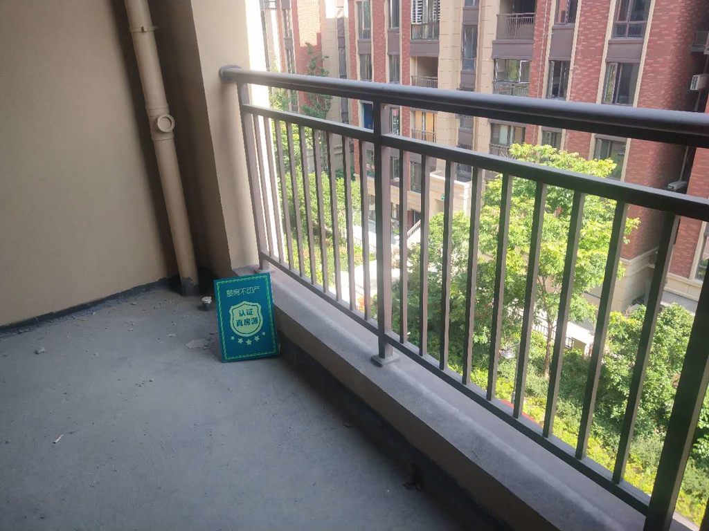 绿地香格里拉毛坯大两房中间楼层看房方便