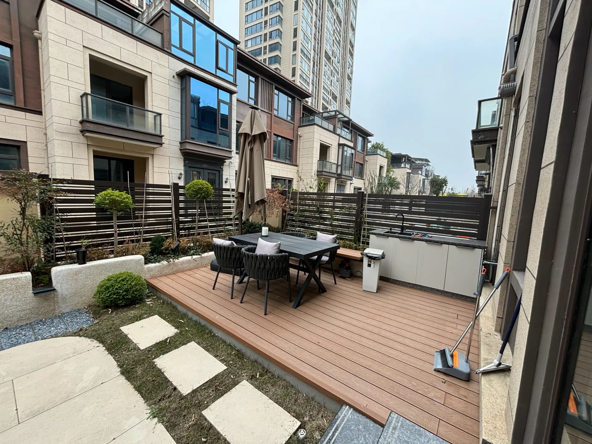 诚心出售，祥生观澜府，联排别墅，9.9成新，豪装，入住3个月，证满二