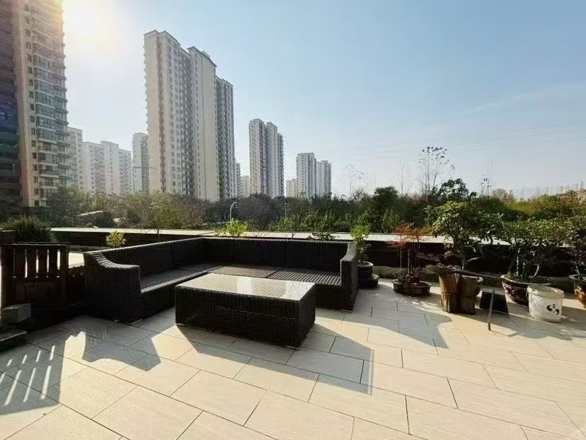 吾悦旁，蓝天新城，送200平大露台❗️送车位​，精装三房两卫，全屋品牌家具家电，成色9.9新，全屋暖气片，证满二