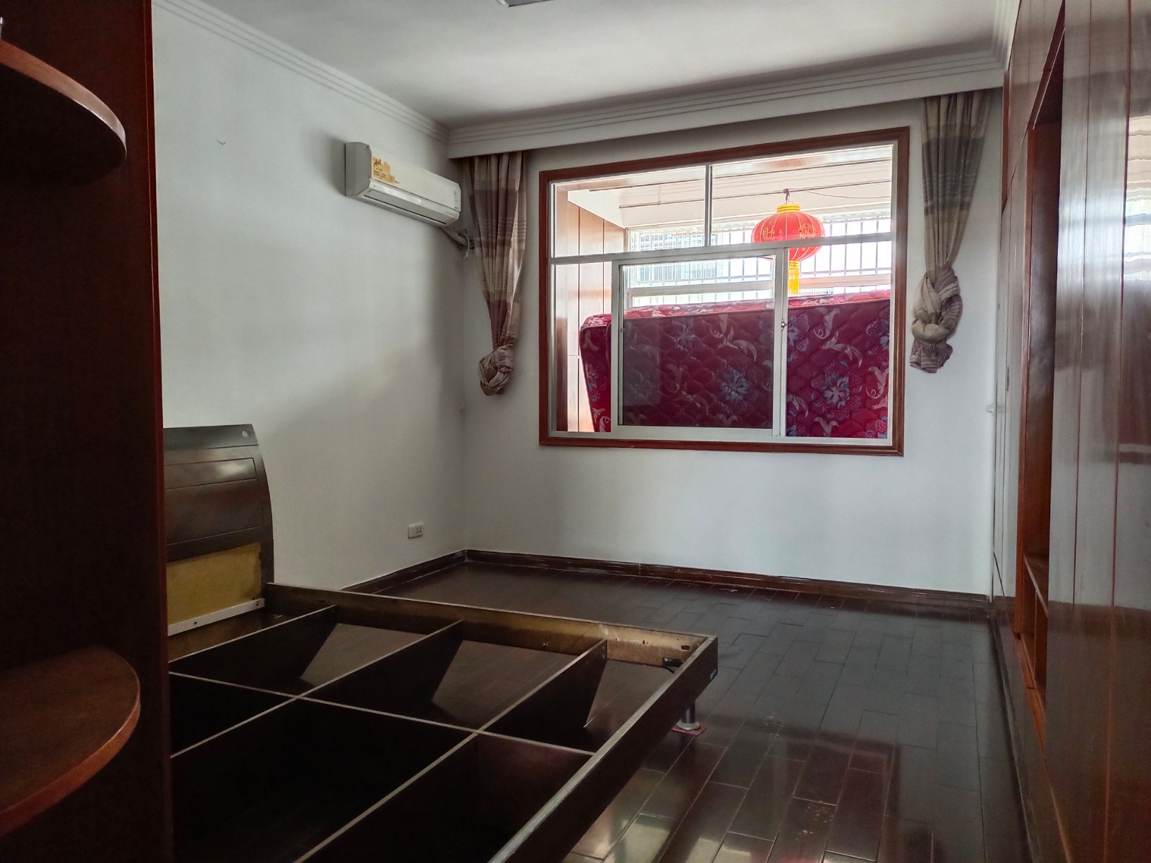 对面是富迪，好楼层，南北通透， 是送地下车库， 售70万元