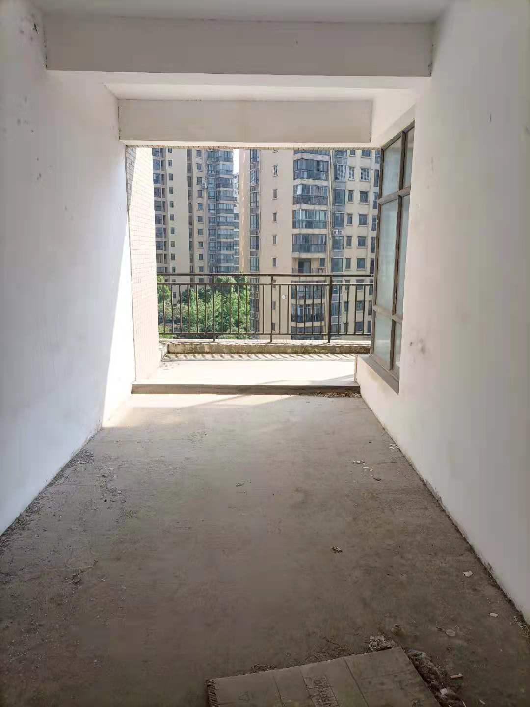 三丰鼎城毛坯大平层，采光非常好。户型大气，满两年，有钥匙