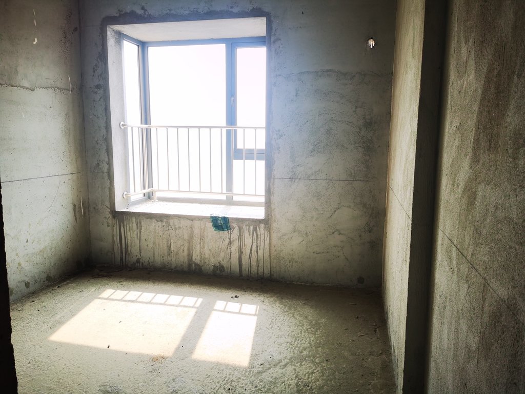 紫润尚城.毛坯大两房.户型方正.采光.视野好.看房方便.比新房价都低