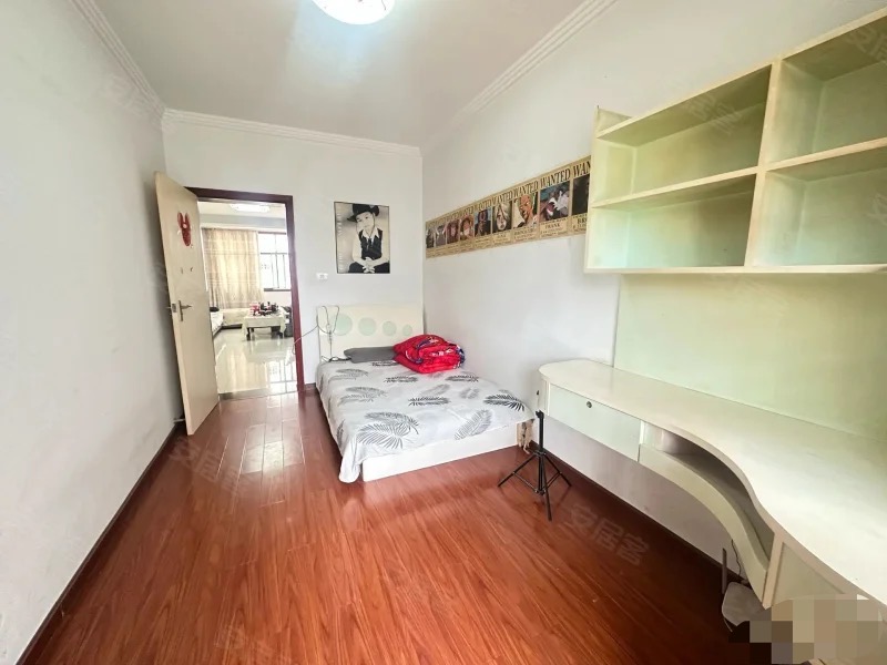 375，商城附近，汽修小区，步梯三楼，房龄新，精装三房，南北通透