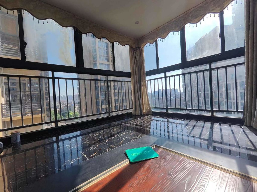 圣淘沙精装大两房通风好三面采光，双阳台，业主诚意出售！