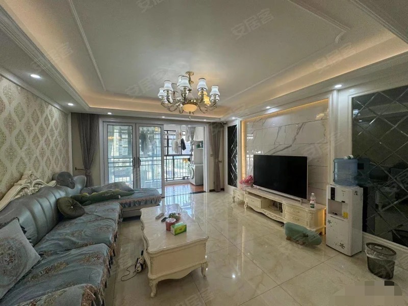 房东急售，一中对面，人车分流小区， 精装四房，单价5字开头，手付随意 ，证满五