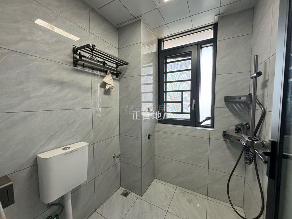 业主亏本诚心出售，城南，南国明珠，电梯好楼层，全屋品牌装修，户型好。精装四房