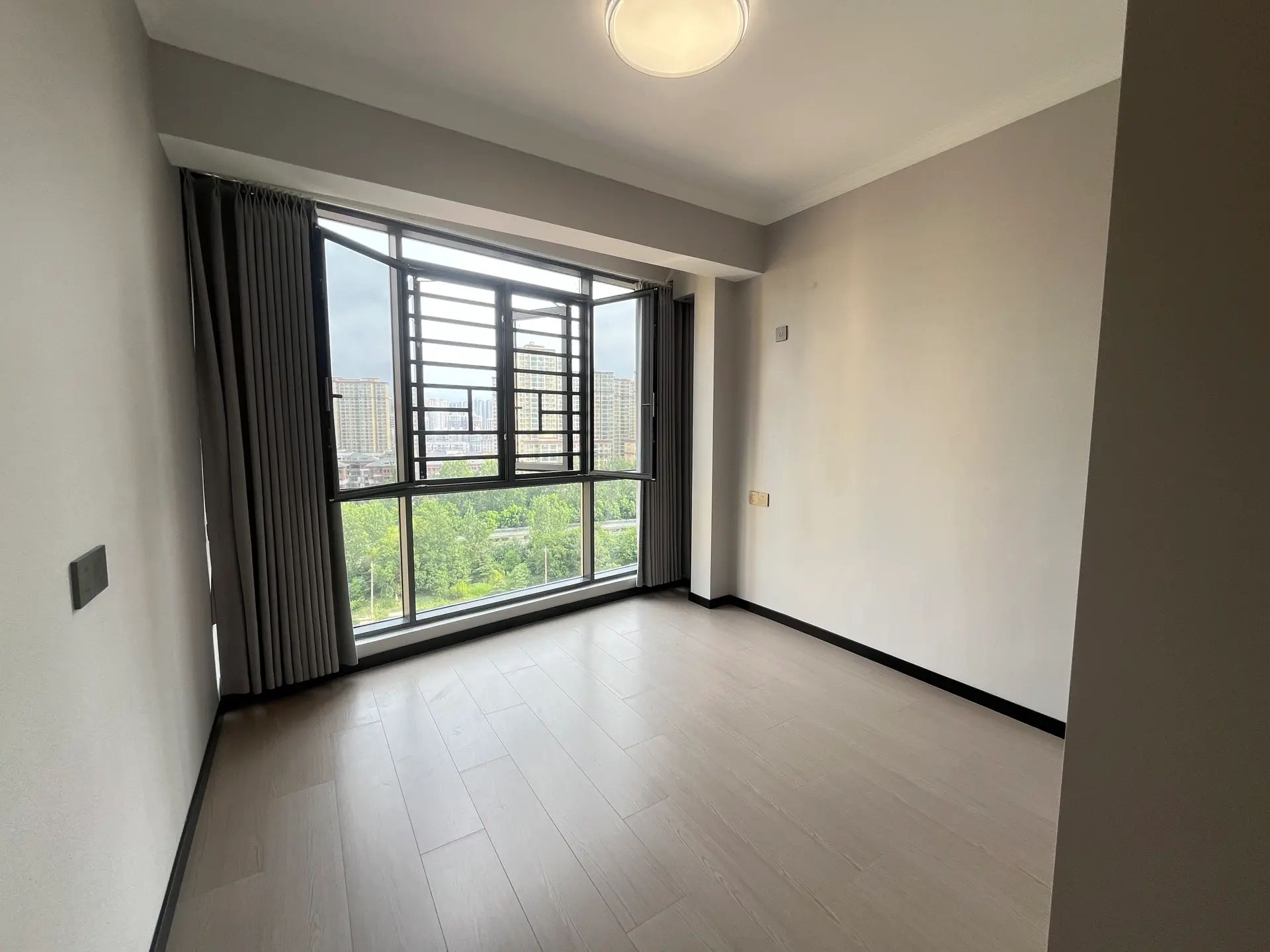 城南，沔阳公园旁，精装4房，电梯好楼层，南北通透，证满二