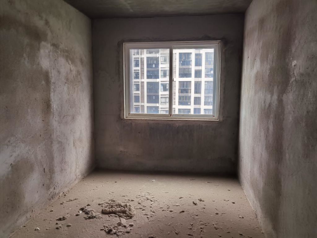 急售和合国际毛坯三房两卫，证满二 付25万，户型方正采光好，南北通透