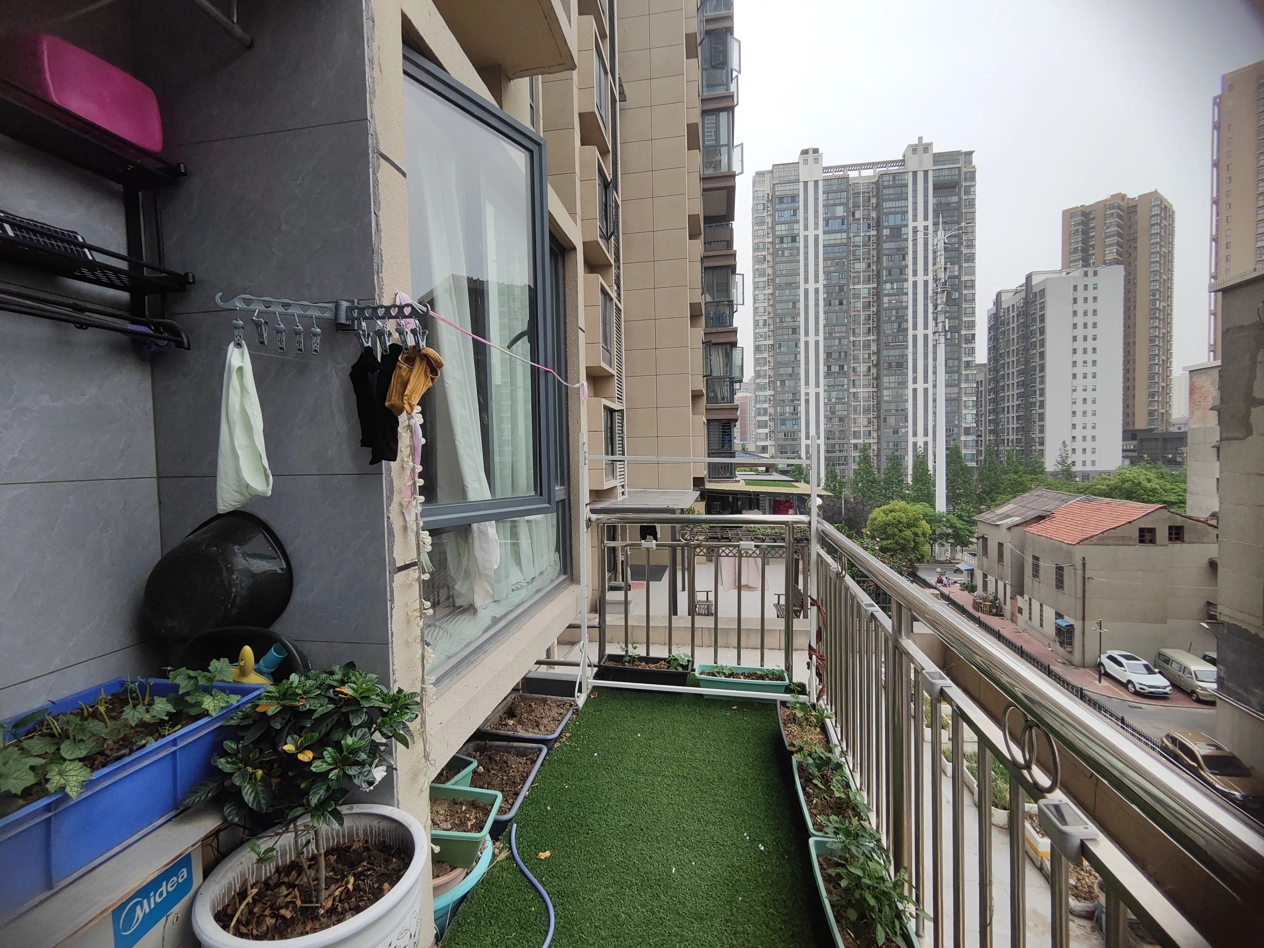 商城附近，康湾一品，精装电梯2室2厅，送露台，9.9新，证满二
