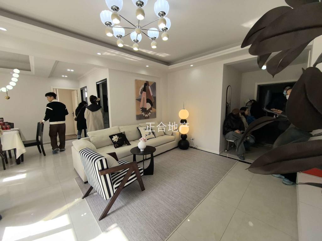 捡漏，城南，一中‬对面！翰墨苑，‮高小‬层，单价‬4800+，电梯好‬楼层12楼 ，精装‮三大‬房！满五