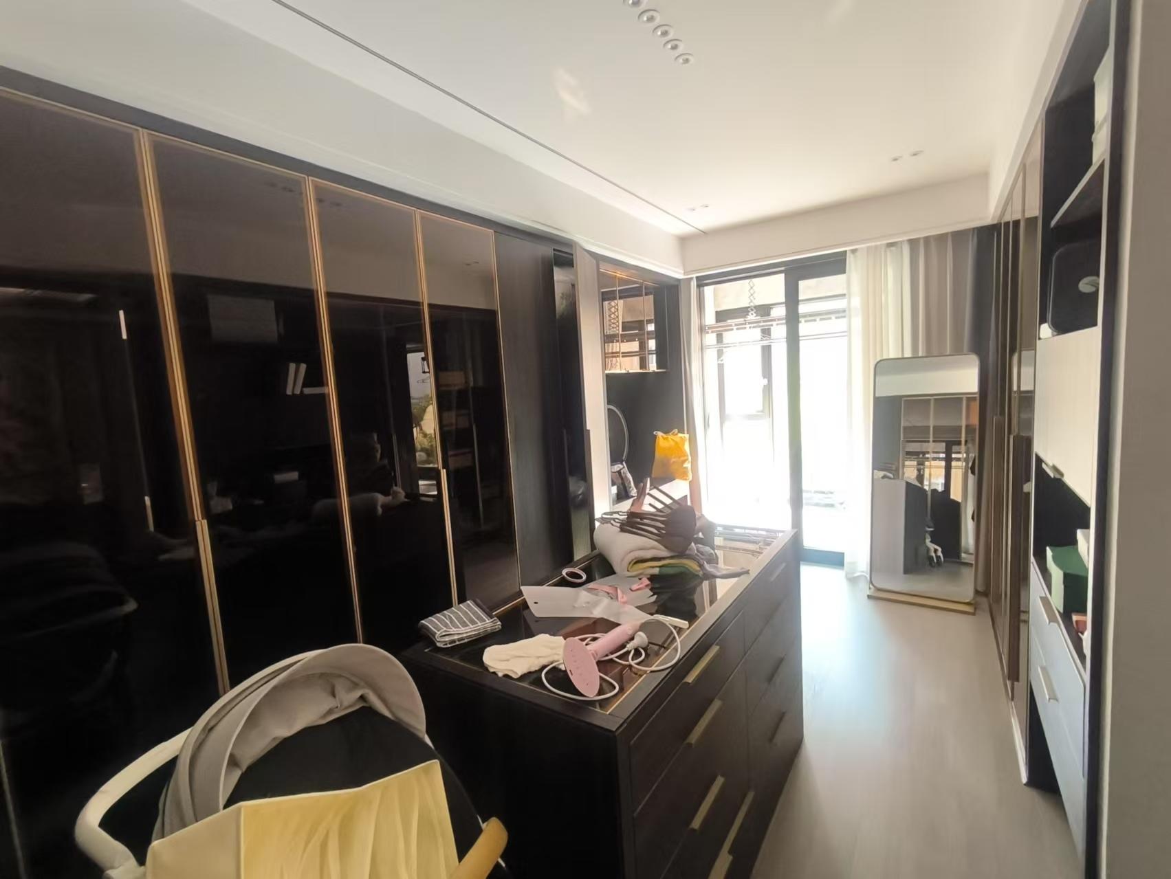 领秀城6室3厅大平层全新精装修，211平米难得的大平层洋房诚意出售！