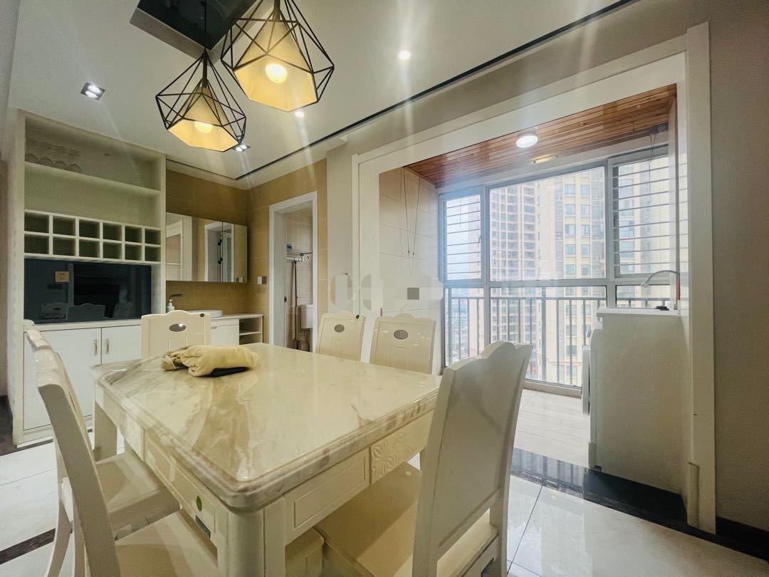 业主亏本出，城南沔阳。新三中旁，南北通透，双阳台，精装四房，证满二