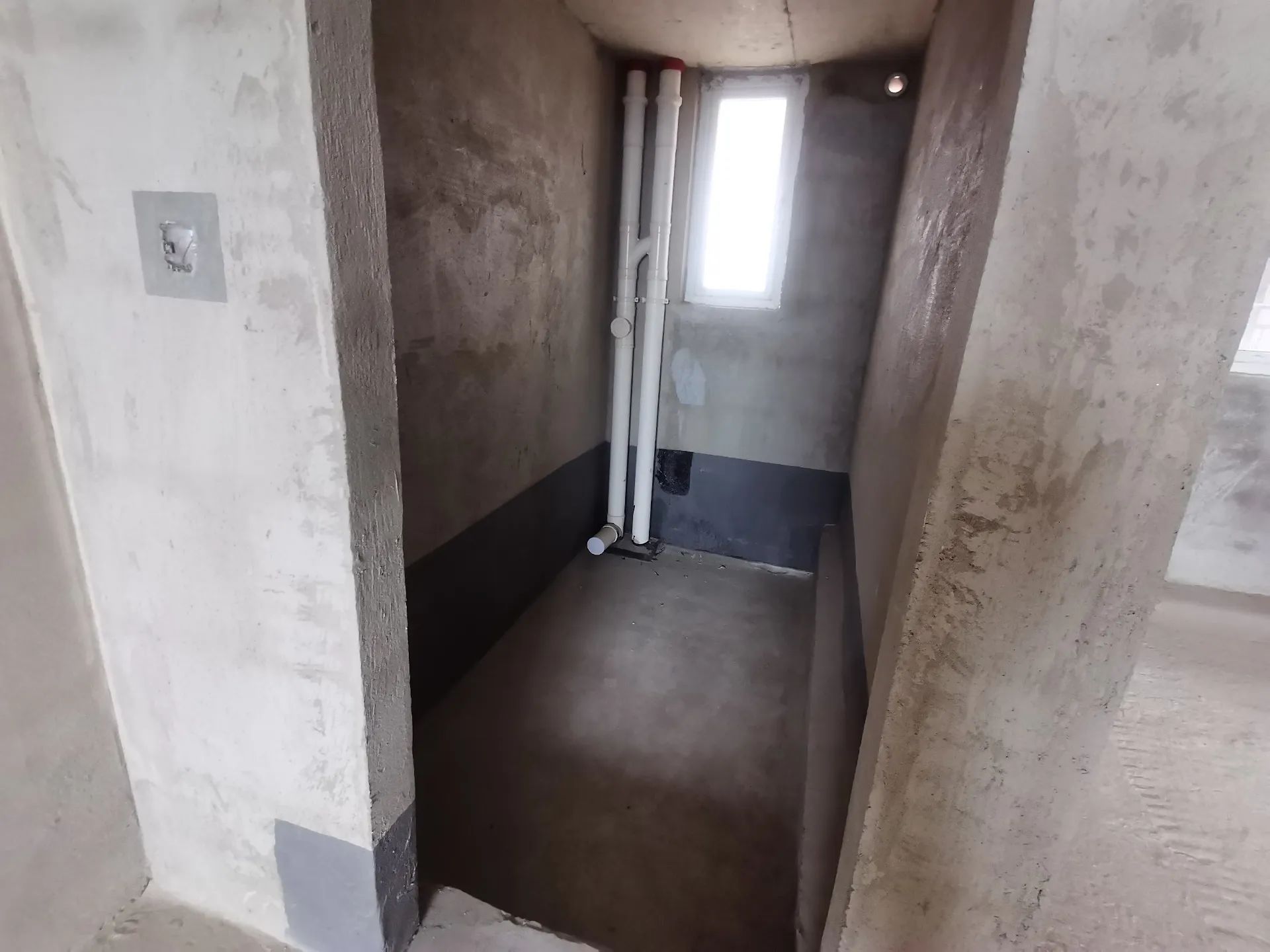 交投满庭春，建面117.8㎡三室两厅两卫，31楼凤凰层，南北通透格局。