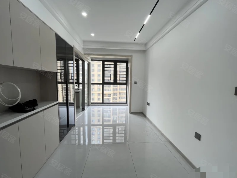 城南次新小区，森林国际翡冷翠。装修新，东边户，电梯20楼，南北通透