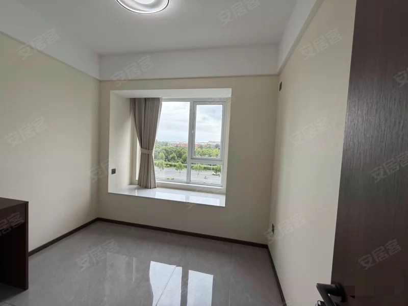 金科御府，全新精装3房2厅2卫，边户​，理想城新三中三小​，证件满二，送地下停车位