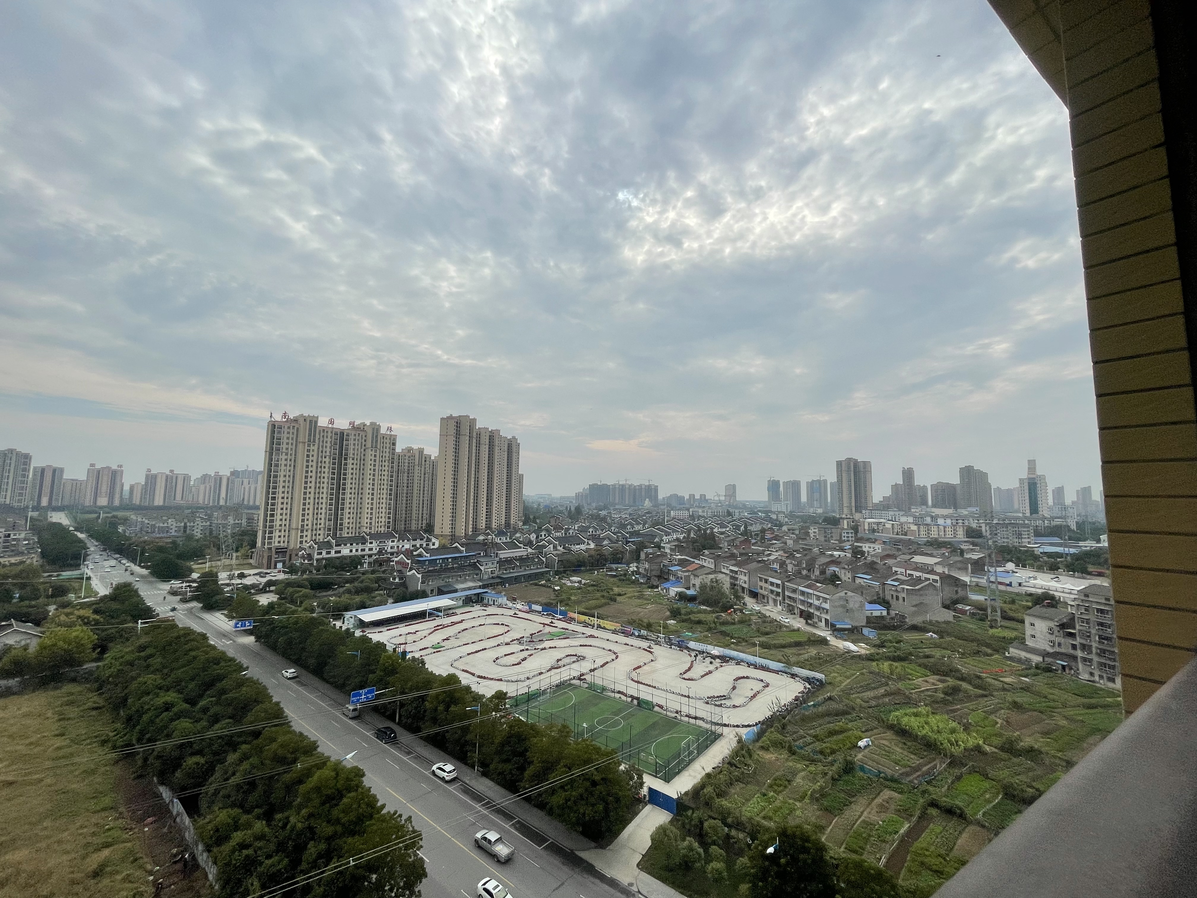 领秀城.毛坯大三房边户.南北双阳台.小区环境好.绿植环绕带车位出售