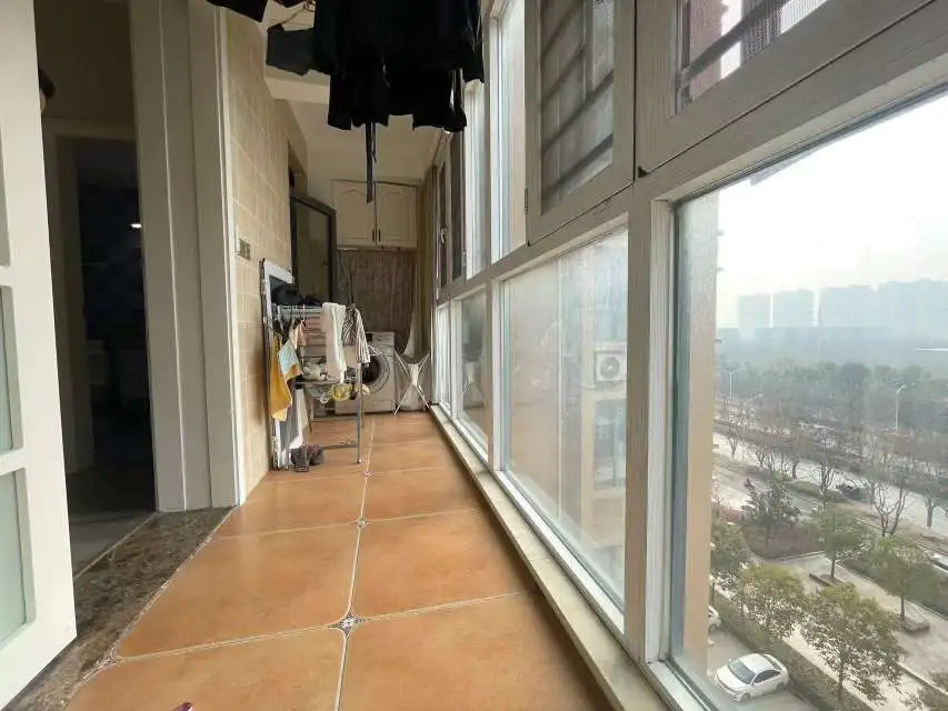 满庭春3室2厅2卫全新精装修中间楼层55万优价出售！