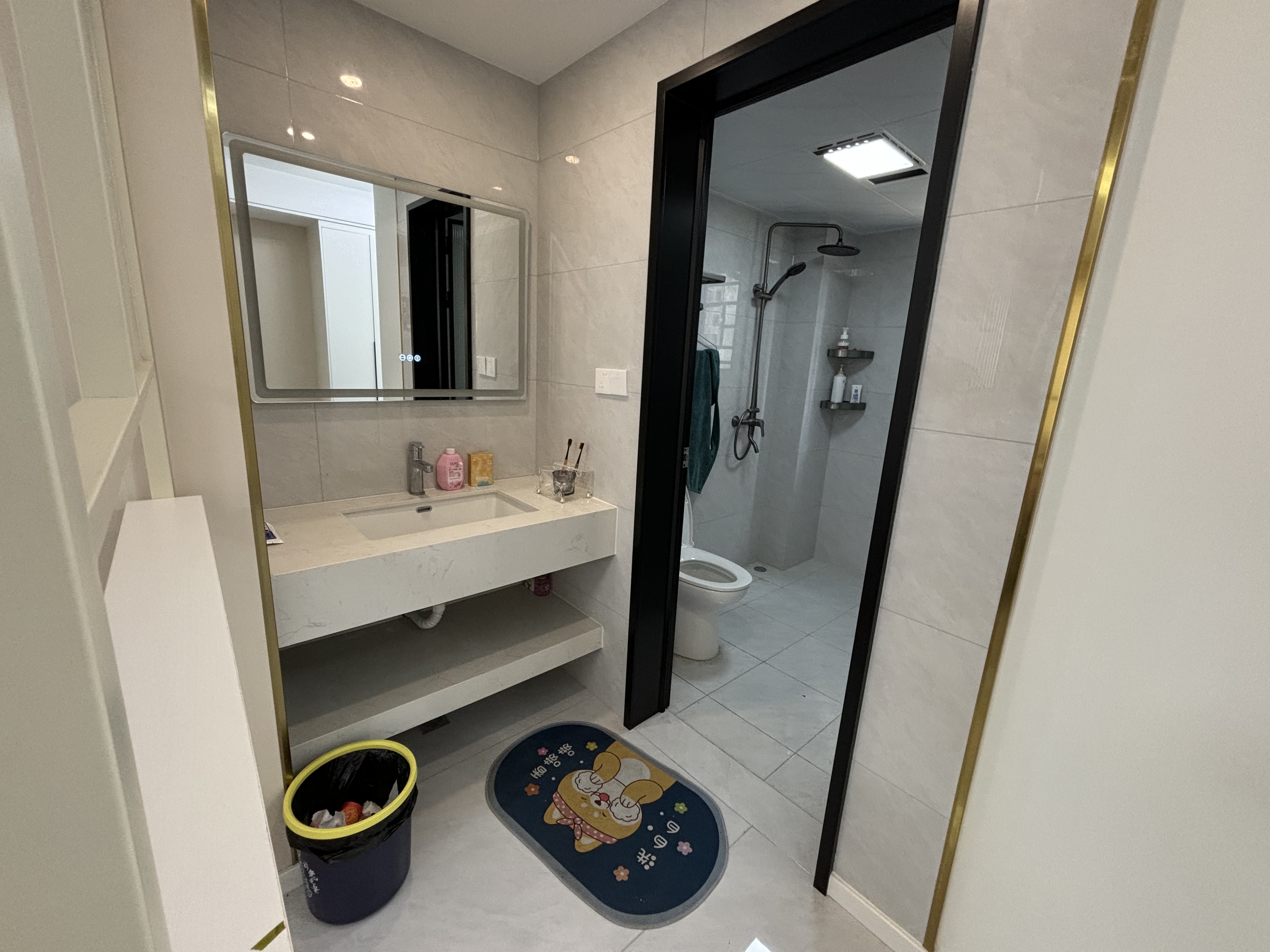 满庭春.精装三房两卫.看房方便.房子直接了个婚层色新的狠