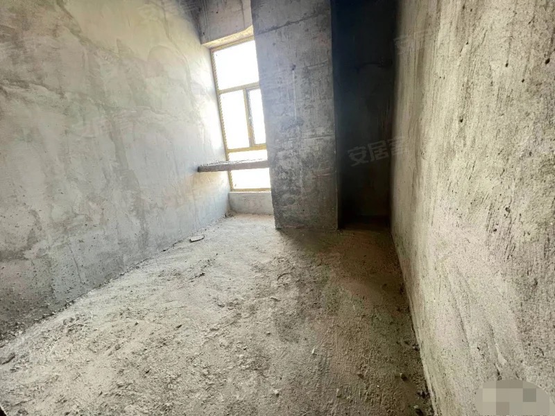 284，城南，吾悦旁，单价2900，电梯房，毛坯三房，中间好楼层，证件齐全，33万