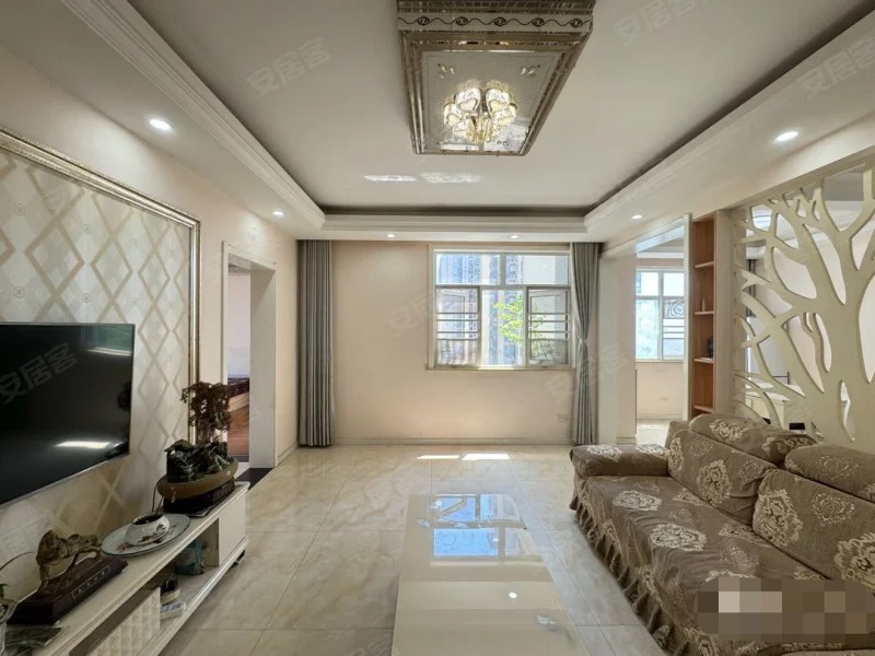 124，捡漏，一中对面，房东诚心出售 ，精装三房，  单价4800 ，老证过户，满五