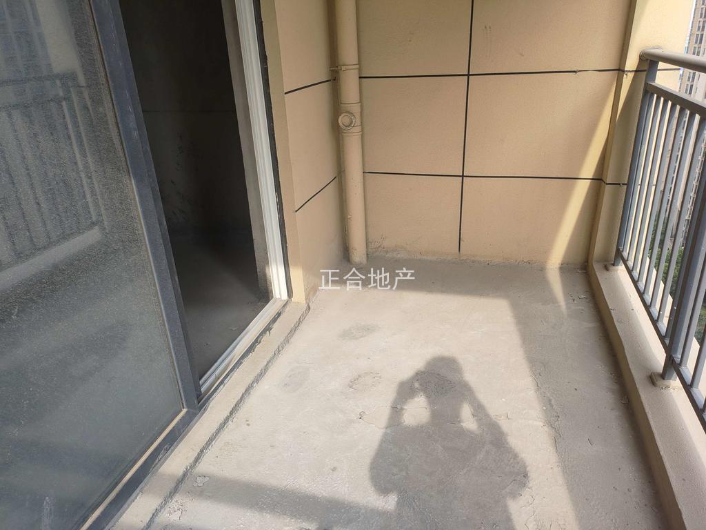 急售，森林国际城，电梯好楼层，满两年毛坯3室2厅2卫，二中二小