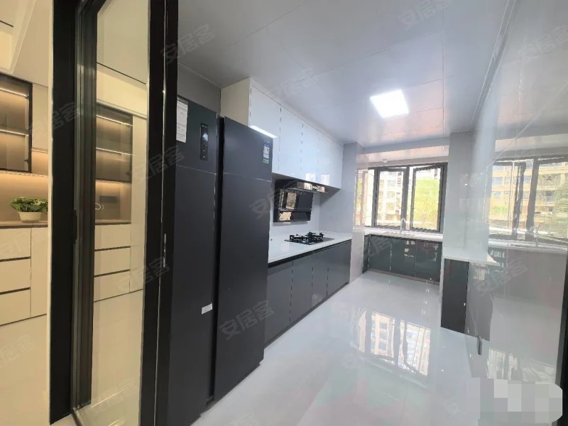 城南，御湖世家，大边户，单价5800，精装三房，送家具家电，9.9成新，一天未住