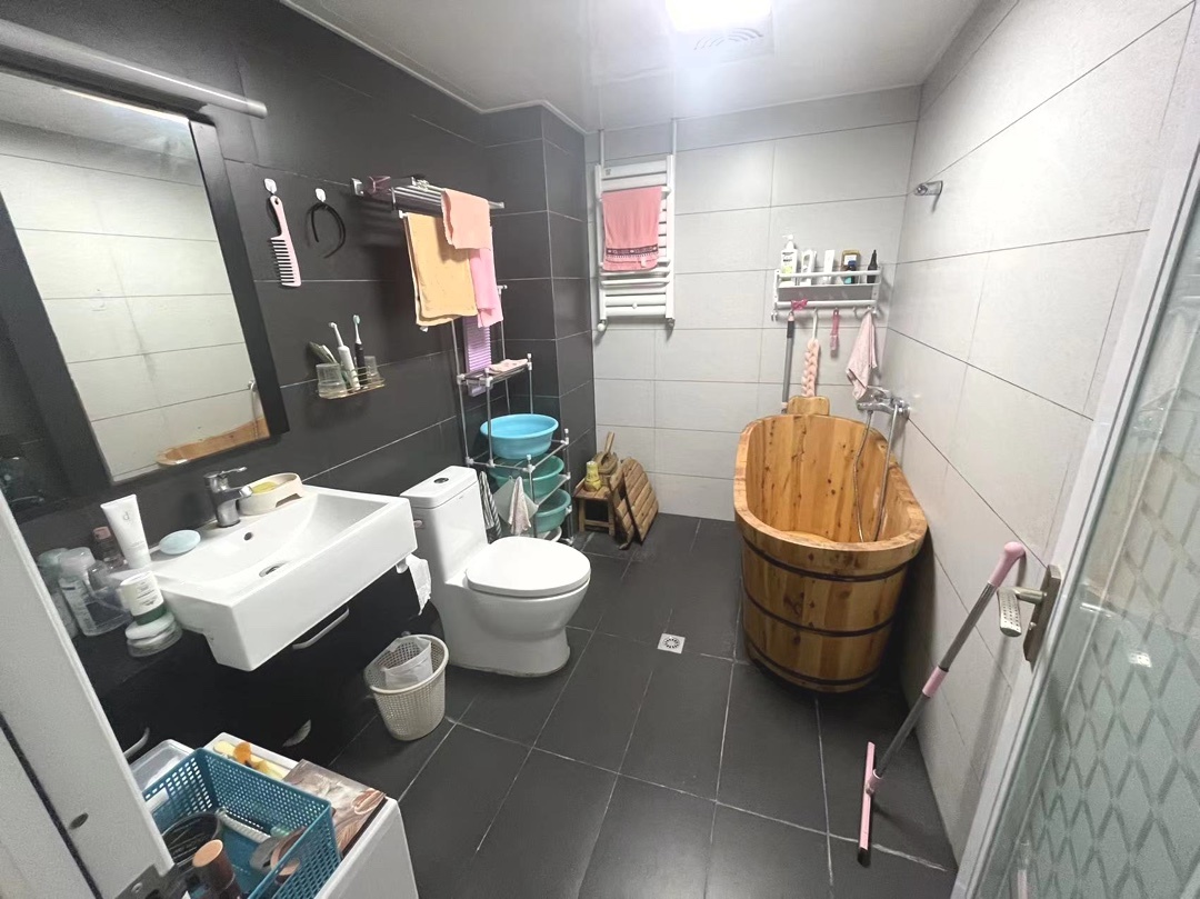 仙桃一中旁，大边户，全屋暖气片，品牌家具家电，带一个车库，好停车，