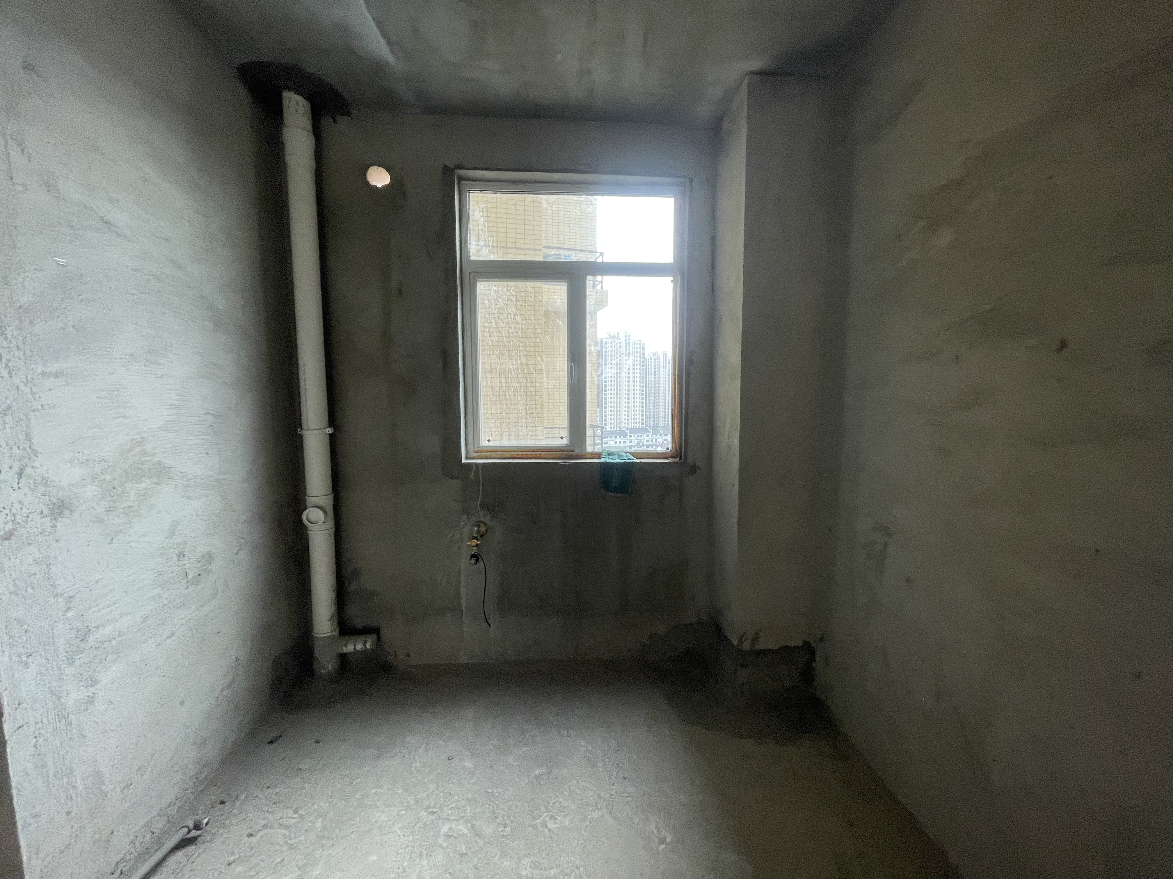 领秀城.毛坯大三房边户.南北双阳台.小区环境好.绿植环绕带车位出售