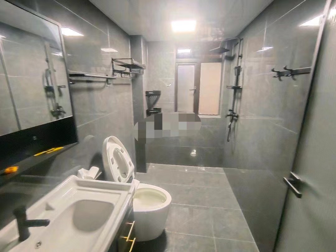 296，房东诚心出售，御湖世家，精装大三房，单价5字开头，装修成色新，中间好楼层