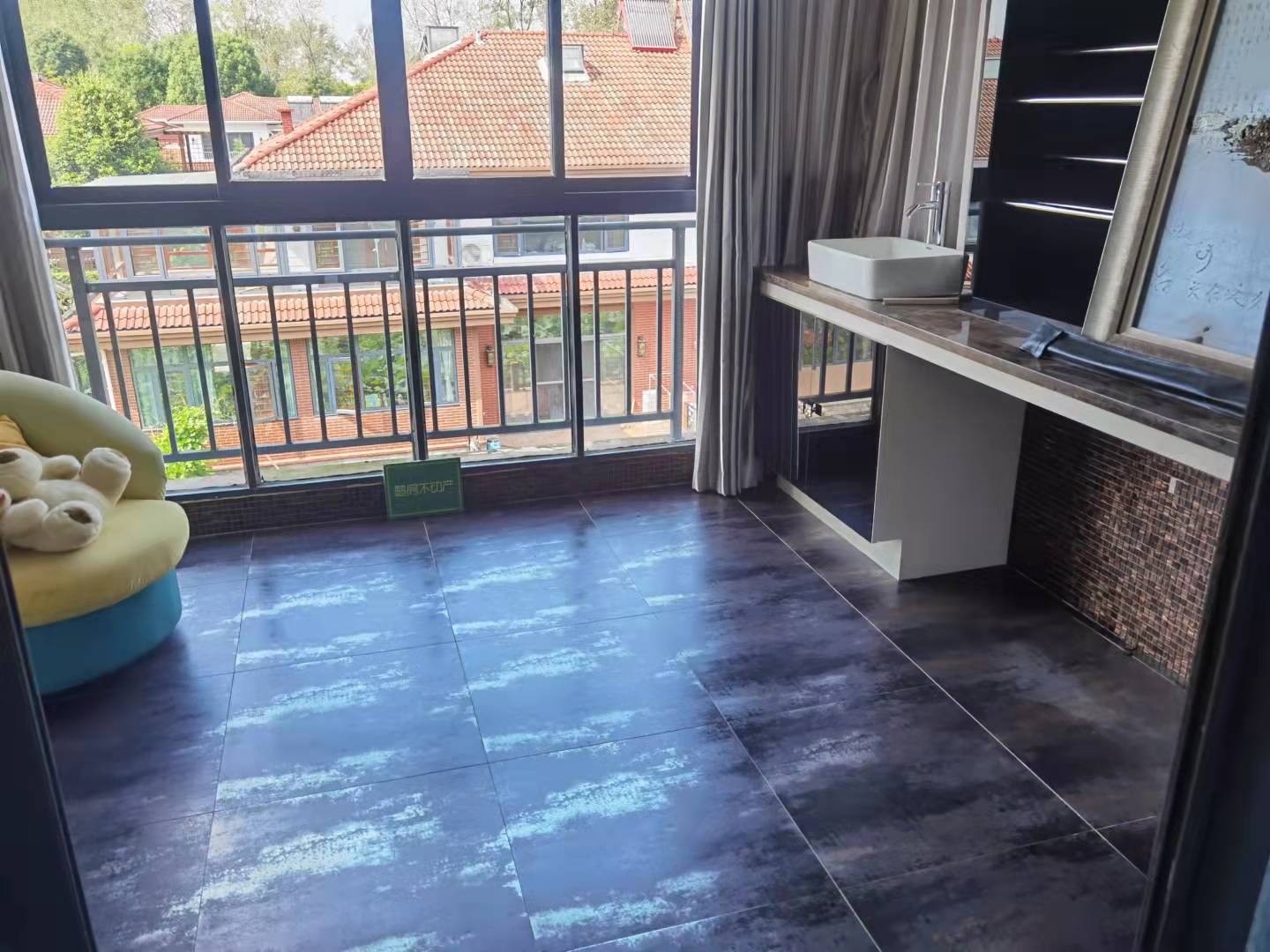 西郊庄园乡野别墅乡村花园壕装联排别墅，一线水景，装修花了100多，养花养草可钓鱼