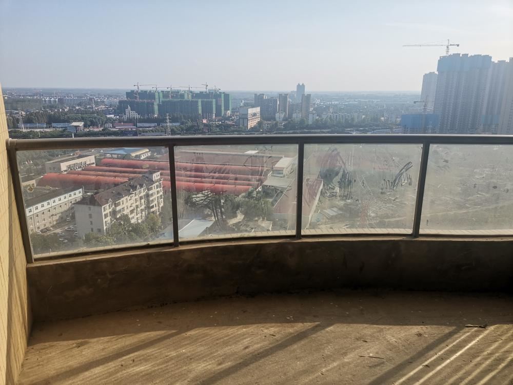 御台公馆毛坯大三房房东诚心出售 看房电梯中间楼层