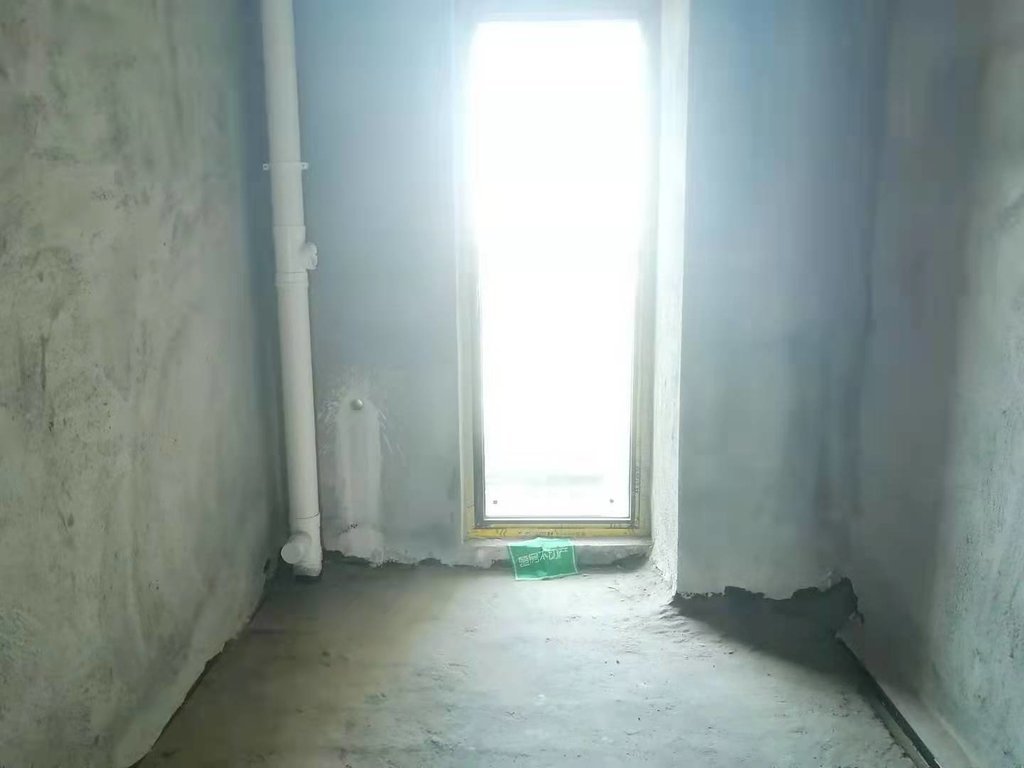 御湖世家.毛坯三房送车位.证件满二.看房方便