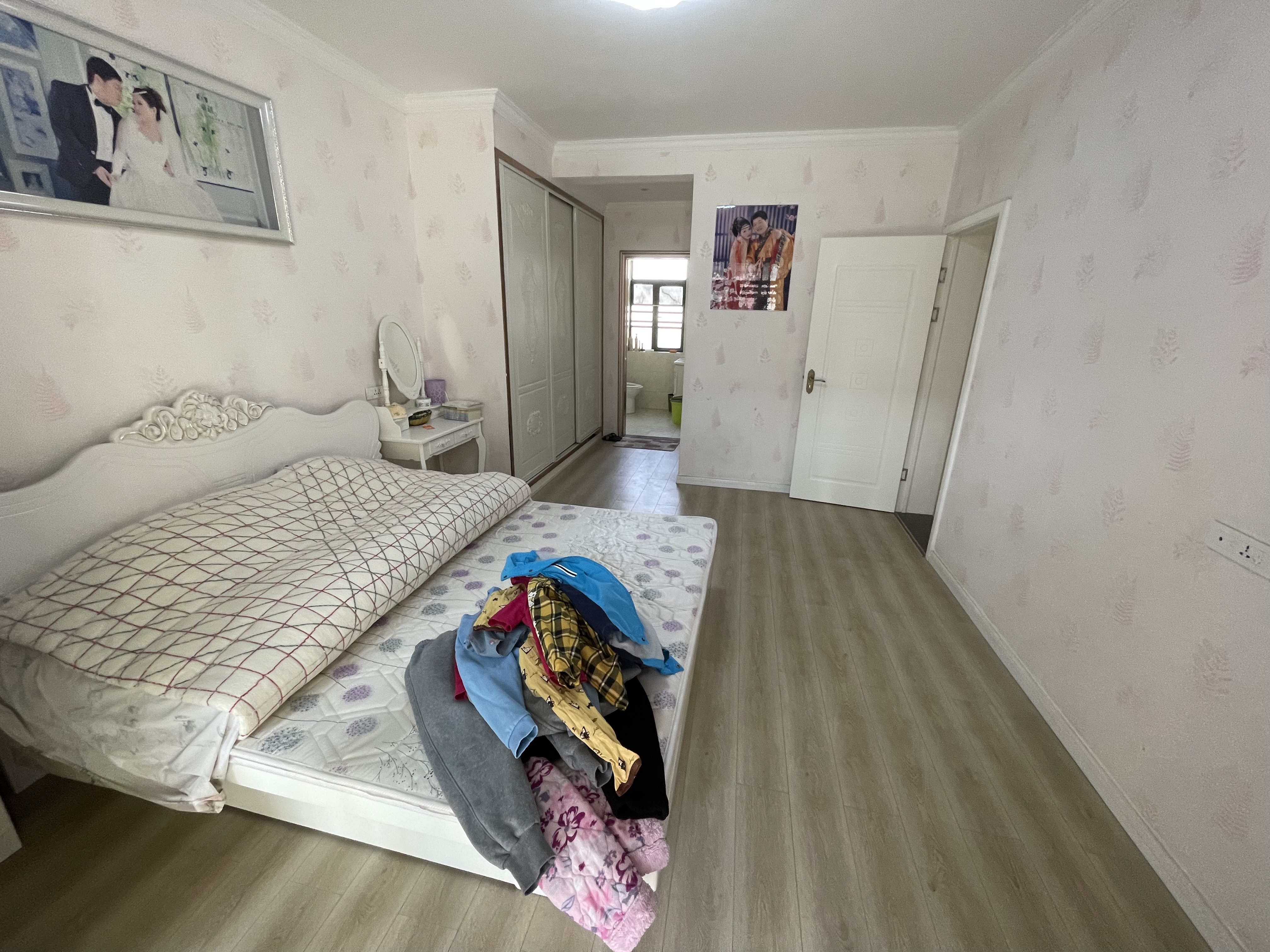 新城一号四房带装修老证双阳台大户型下楼就是操场