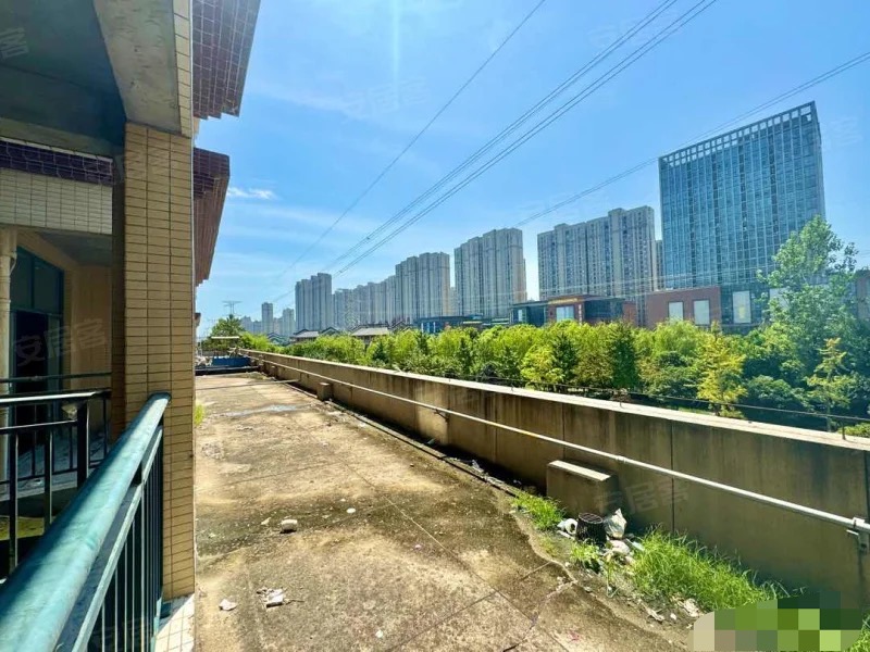 ？城南新街，速度来捡漏，带露台，单价只要4600 ，下楼读书买菜购物都方便，证满二