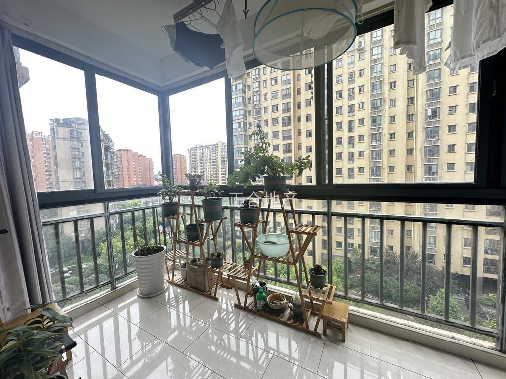 业主诚心出售，三丰鼎城，小高层，精装三房，中间楼层，成色还可以，满五，拎包入住