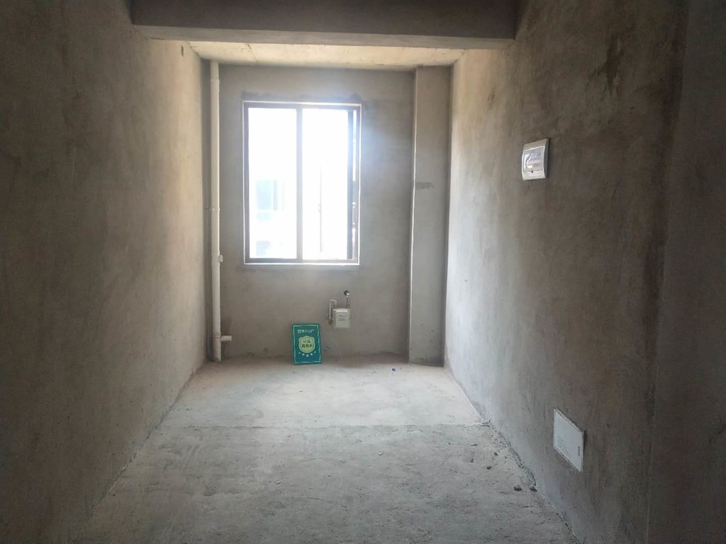 绿地华庭香格里拉，环境优美，送80平大露台