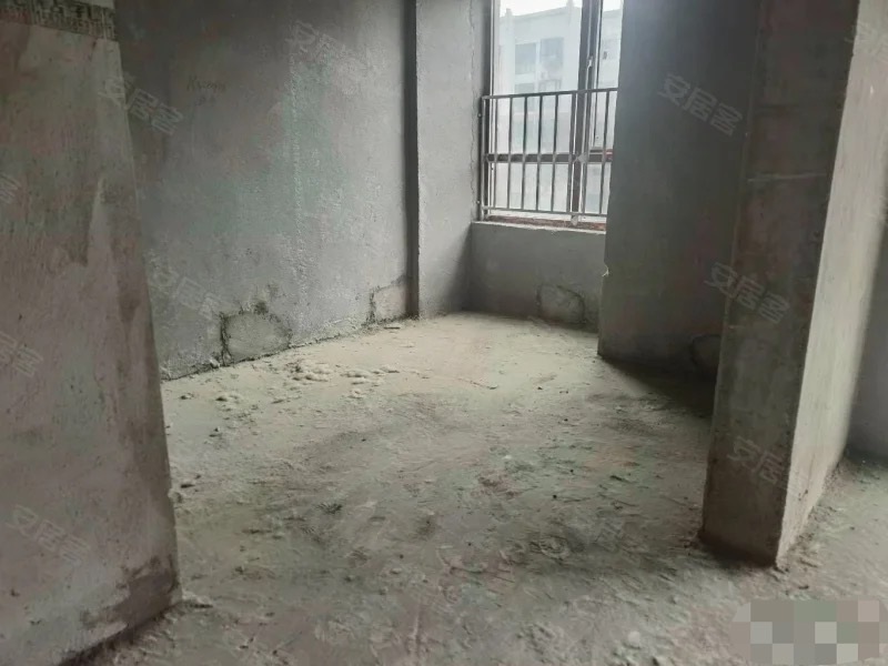 305，捡漏！捡漏！单价4700，沔阳公馆，中间楼层，两梯三户，证件满二