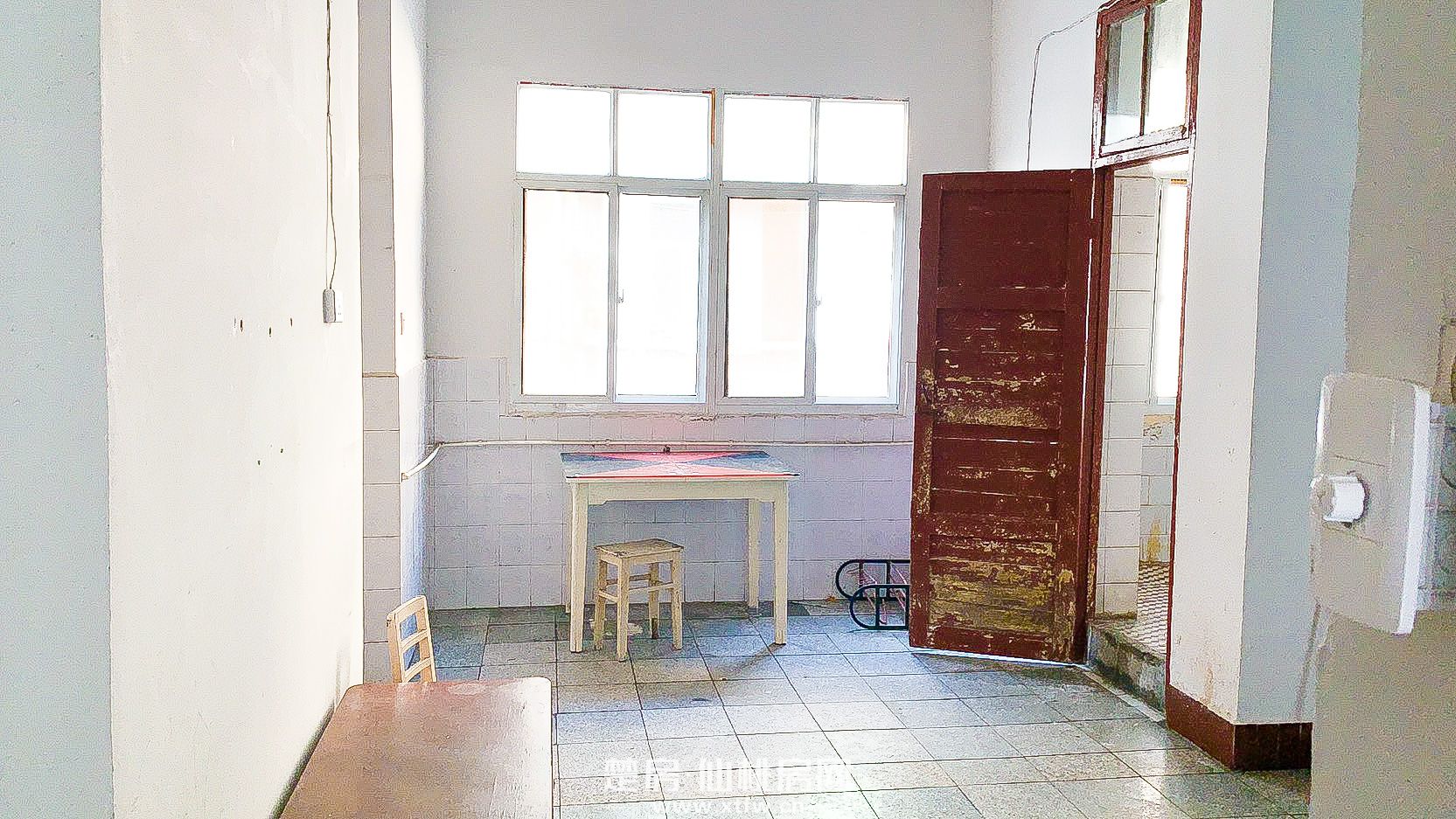 采光好，南北通透，双学区房，步行五分钟到达实验小学仙桃三中，十分钟内到达仙桃商城和三医院等