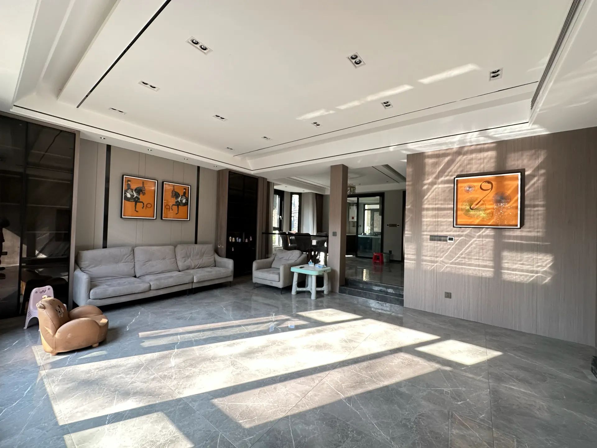 亏本出，绿地，‬别墅，边‮带户‬大院子，成色新，拎包入住