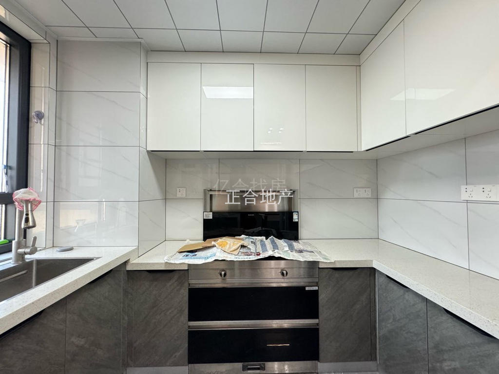 业主亏本诚心出售，城南，南国明珠，电梯好楼层，全屋品牌装修，户型好。精装四房