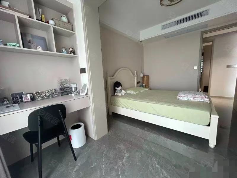 捡漏，绿地香格里拉，精装好楼层，三开间朝南，开放式厨房加导台，全屋中央空调，大落地窗