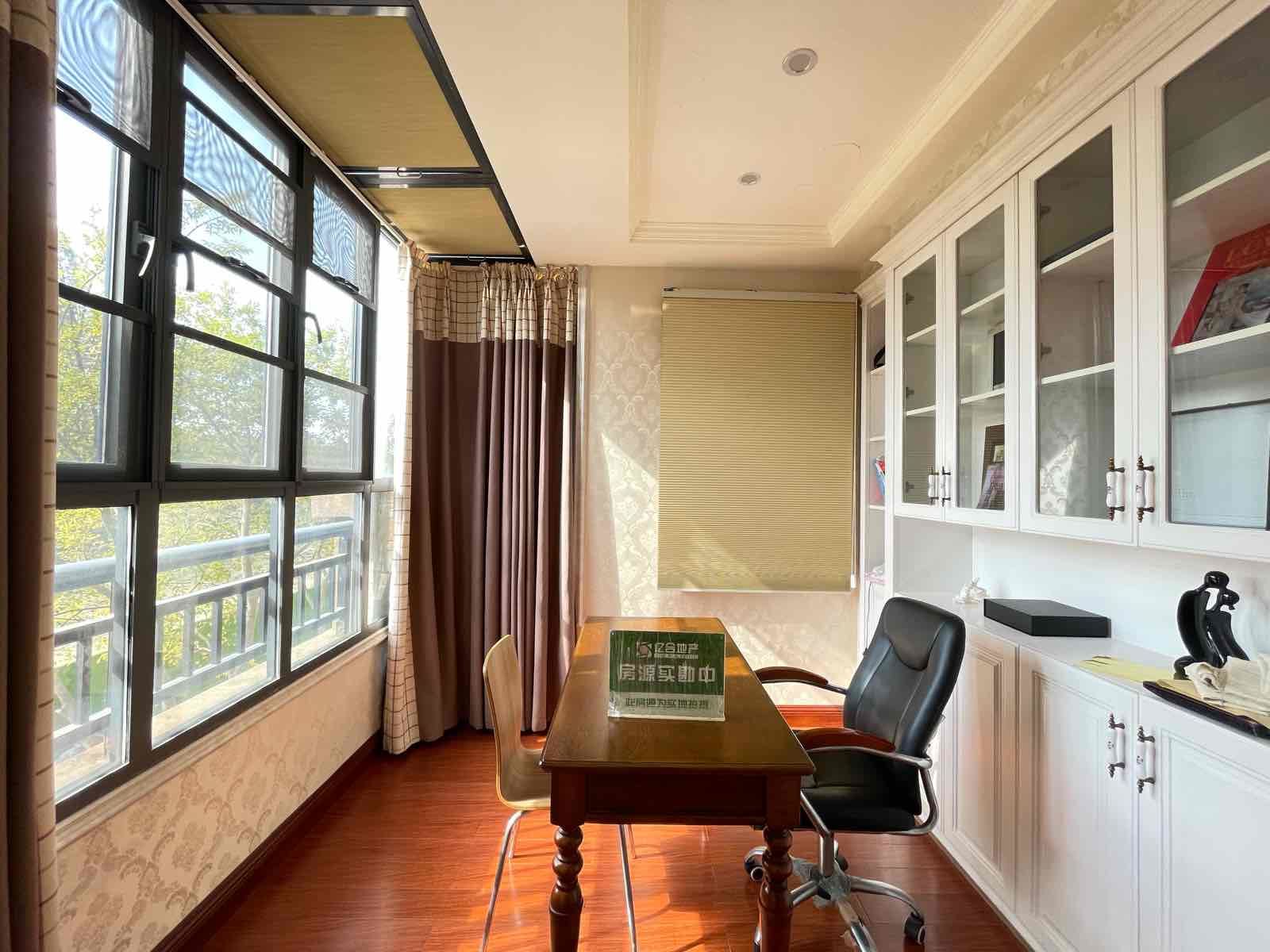 绿地尚城，du栋别墅，地面两层，地下一层，地暖空调车库都有，三面du立庭院
