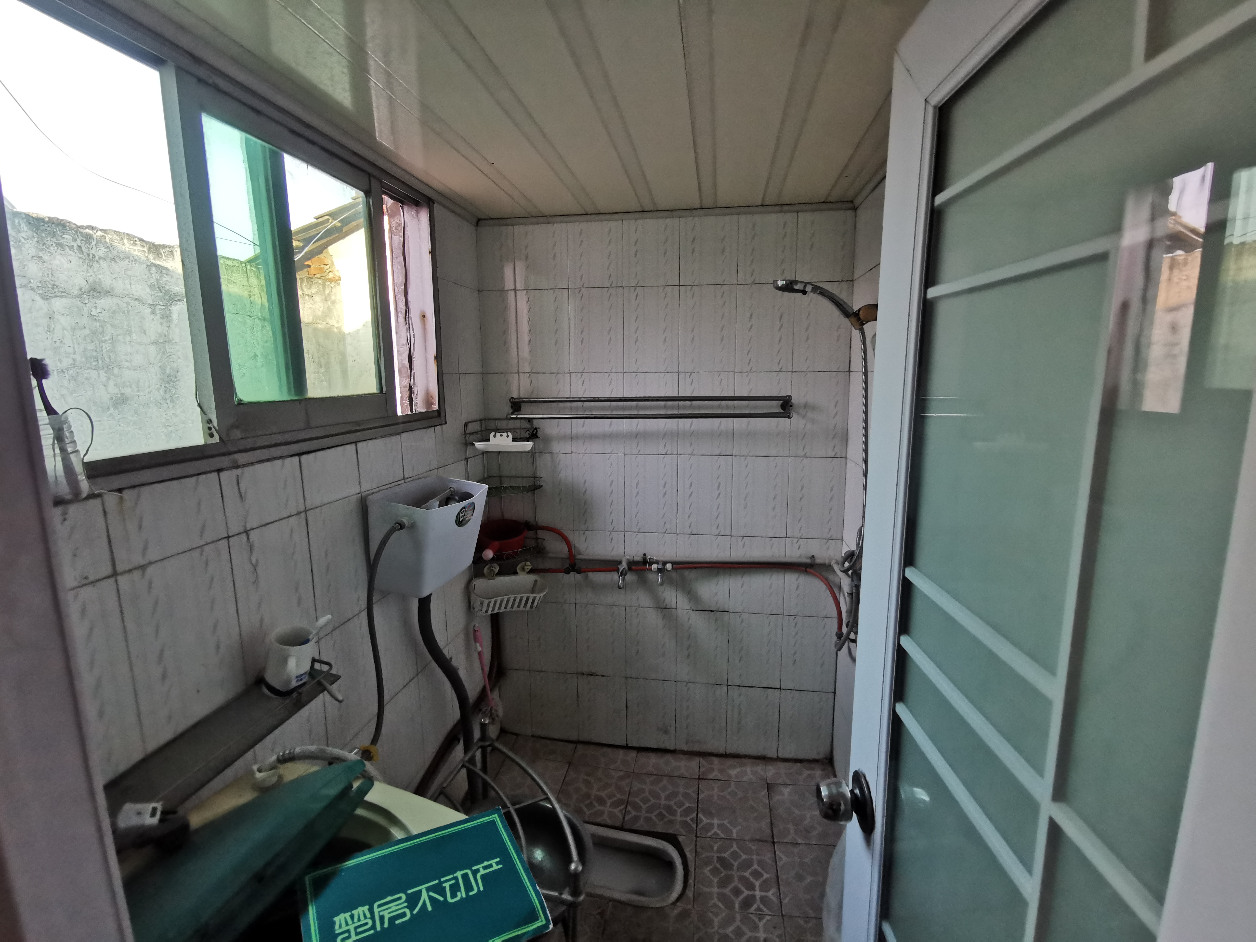 东区车站对面金属回收宿舍三房朝南两个阳台实际面积100平看房有钥匙可谈