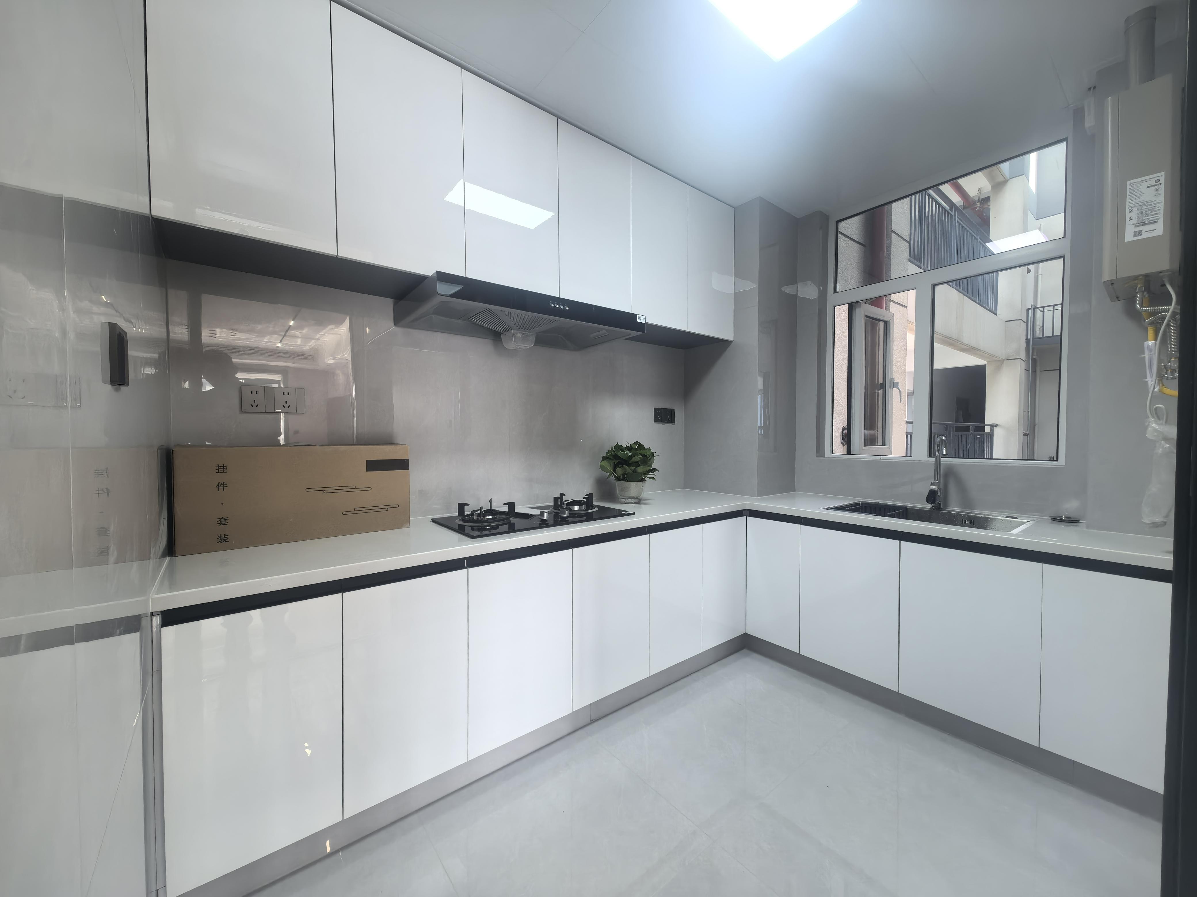 风和日丽3室2厅2卫全新精装修新房新房两证全优价出售！