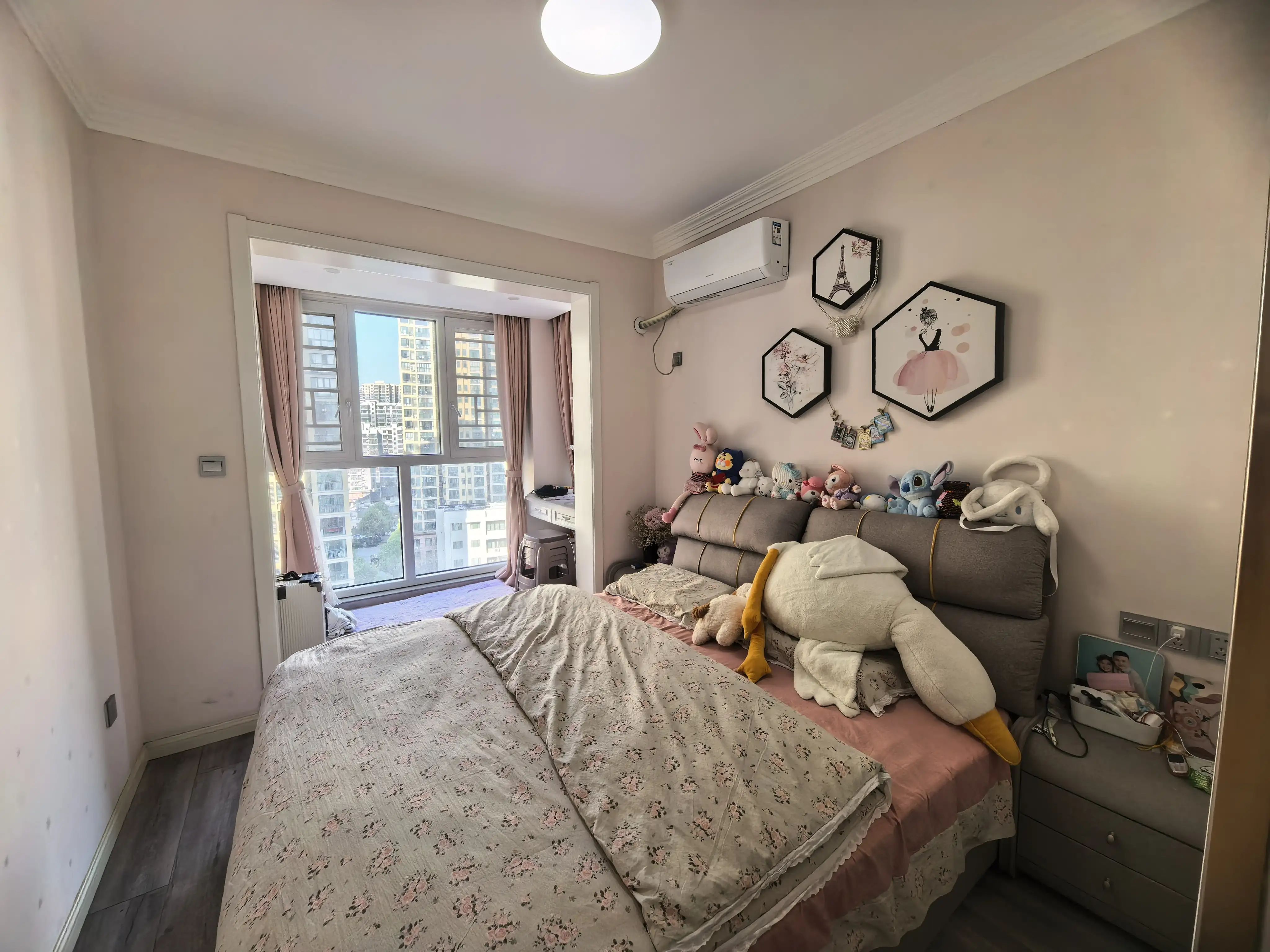 亏本出售，城南新城壹号，成色新，精装三房，拎包入住，电梯中间楼层，证满二