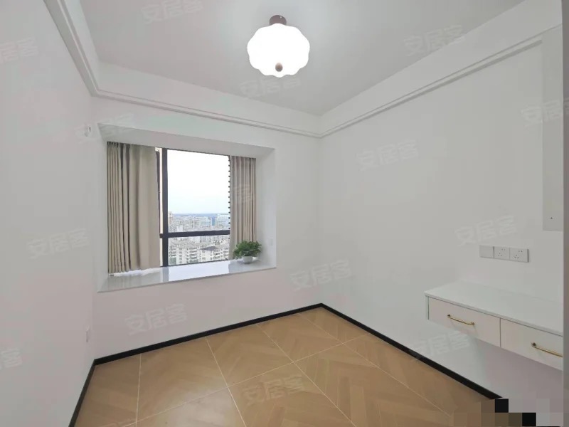 城南，沔街旁，御湖世家，精装三房，电梯19楼，拎包入住