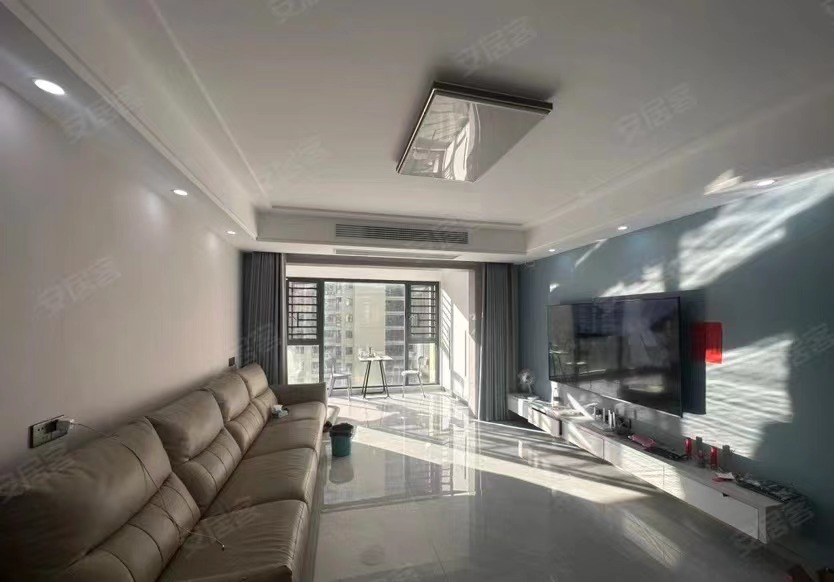 29，亏本出售，全新精装大四房，毛坯价急卖，电梯中层，东边户，看中谈