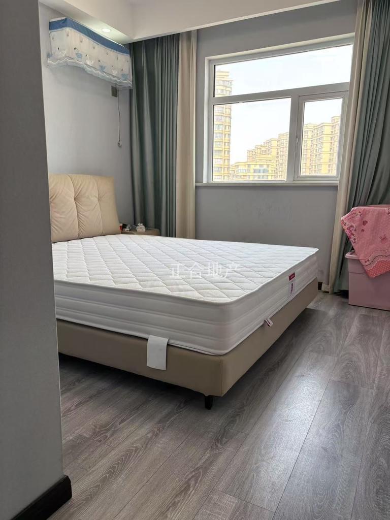 降价了，沔街头上，润泽天下，9.9成新，精装3房2卫，拎包即住。满二，好楼层